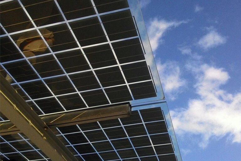 The Definitive Guide to Bifacial Solar Cells: Technology, ROI, and Implementation